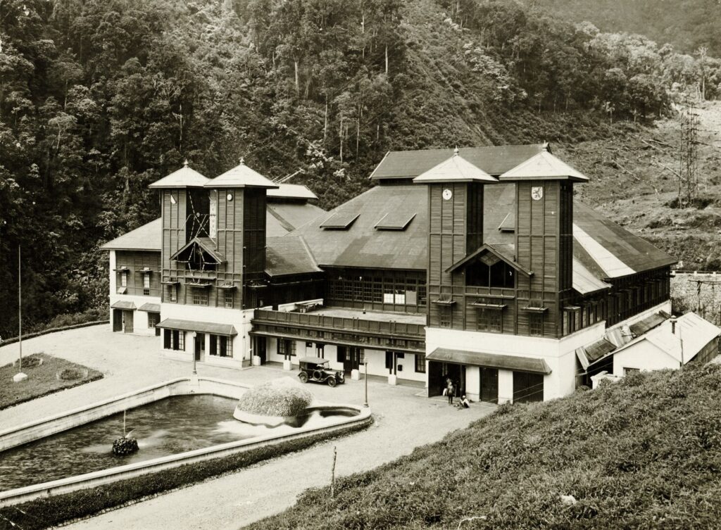 Lossy Page1 1468px KITLV A123 Het Radiostation Te Malabar KITLV 158881.tiff 1024x753